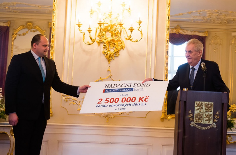 Prezident Miloš Zeman předal finanční dar v hodnotě 2 500 000 korun Fondu ohrožených dětí