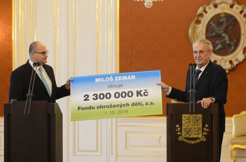 Prezident Miloš Zeman předal finanční dar v hodnotě 2 300 000 korun Fondu ohrožených dětí