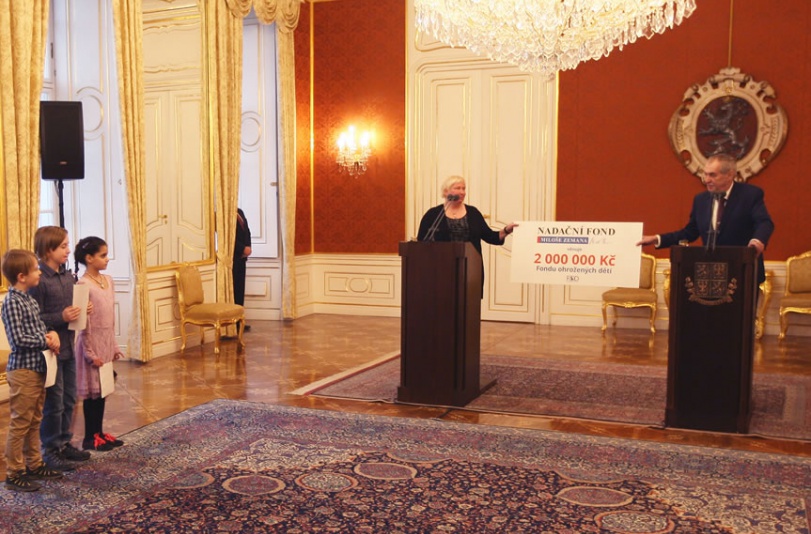 Prezident Miloš Zeman předal finanční dar v hodnotě 2 000 000 korun Fondu ohrožených dětí