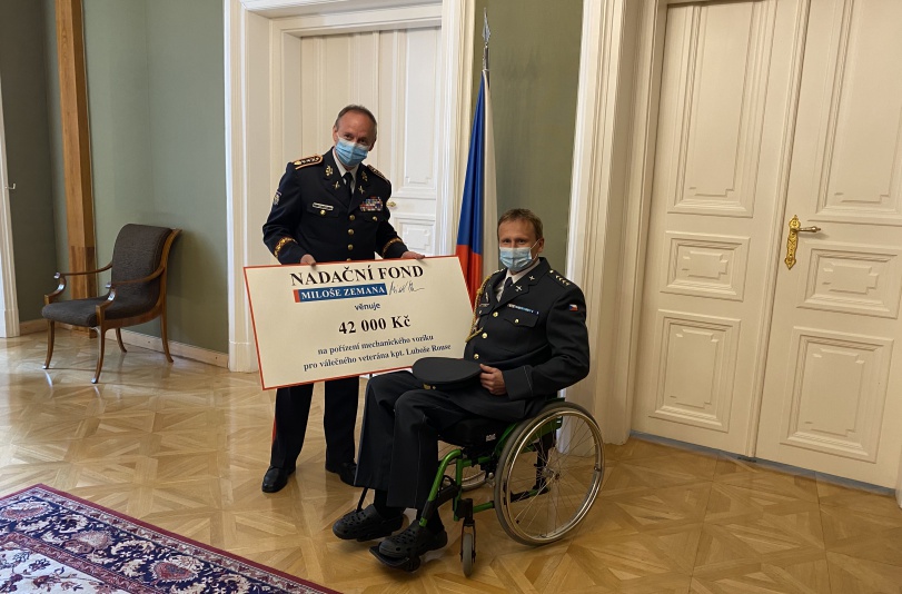 Finanční pomoc kapitánu Rousovi na nákup mechanického vozíku